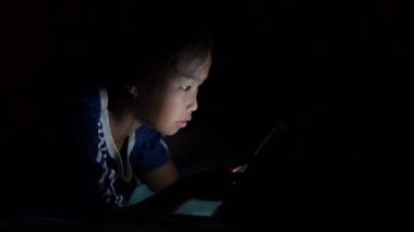 Asyalı Çocuk Gece Yatağında Akıllı Telefonla Oyun Oynuyor, Kız Bağımlı Sosyal Medya