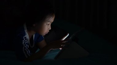 Asyalı Çocuk Gece Yatağında Akıllı Telefonla Oyun Oynuyor, Kız Bağımlı Sosyal Medya