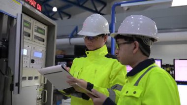 Büyük Endüstri Fabrikası Erkek Bilgisayar Mühendisleri Kişisel Bilgisayarlar üzerinde çalışıyor kontrol makinesi için kodlama programı, Taylandlılar dört monitör ve ciddi bir programcıyla çalışıyorlar.