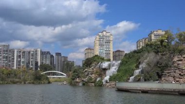 Çin 'deki Kunming Şelale Parkı