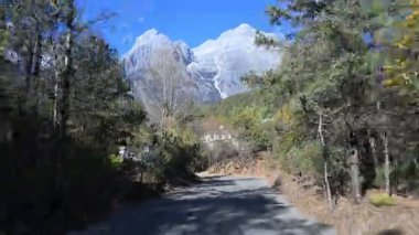 Otobüsle Yeşim Ejder Dağları 'nı, Yunnan' ı, Kunming 'i, Çin' i, yollu görkemli manzarayı keşfediyor. sarsıntılı video 