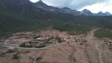 Dağlar Baisha 'nın ufuk çizgisini kucaklıyor. Vadi ve tarlalarla dolu antik bir kasaba.. 