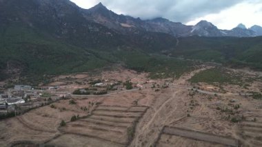 Dağlar Baisha 'nın ufuk çizgisini kucaklıyor. Vadi ve tarlalarla dolu antik bir kasaba.. 