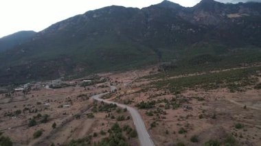 Dağlar Baisha 'nın ufuk çizgisini kucaklıyor. Vadi ve tarlalarla dolu antik bir kasaba.. 