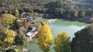 Kara Ejder Havuzu. Ay 'ı kucaklayan Pavyonu ve manzaralı Jade Spring Parkı' nda köprüsü olan ünlü gölet. Çin 