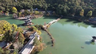 Kara Ejder Havuzu. Ay 'ı kucaklayan Pavyonu ve manzaralı Jade Spring Parkı' nda köprüsü olan ünlü gölet. Çin 