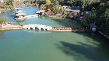 Kara Ejder Havuzu. Ay 'ı kucaklayan Pavyonu ve manzaralı Jade Spring Parkı' nda köprüsü olan ünlü gölet. Çin 