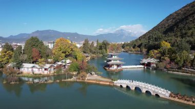 Kara Ejder Havuzu. Çin 'deki Jade Spring Park' taki ünlü ve pitoresk gölet, yukarıdan manzaralı.