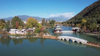 Kara Ejder Havuzu 'nun hava görüntüsü. Jade Spring Parkı 'nda ünlü bir gölet. Çin 