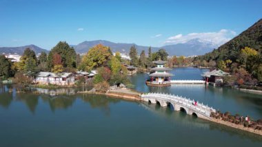 Kara Ejder Havuzu 'nun hava görüntüsü. Jade Spring Parkı 'nda ünlü bir gölet. Çin 