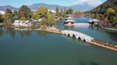 Kara Ejder Havuzu 'nun hava görüntüsü. Jade Spring Parkı 'nda ünlü bir gölet. Çin 