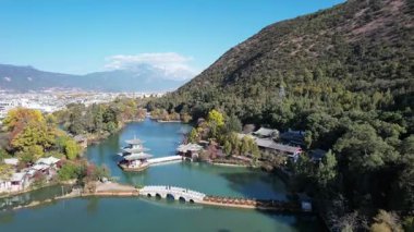 Kara Ejder Havuzu. Ay 'ı kucaklayan Pavyonu ve manzaralı Jade Spring Parkı' nda köprüsü olan ünlü gölet. Çin 