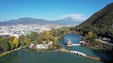 Kara Ejder Havuzu. Ay 'ı kucaklayan Pavyonu ve manzaralı Jade Spring Parkı' nda köprüsü olan ünlü gölet. Çin 