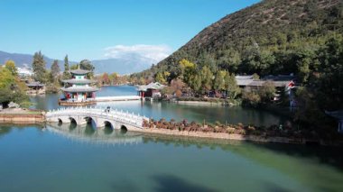 Kara Ejder Havuzu. Çin 'deki Jade Spring Park' taki ünlü ve pitoresk gölet, yukarıdan manzaralı.
