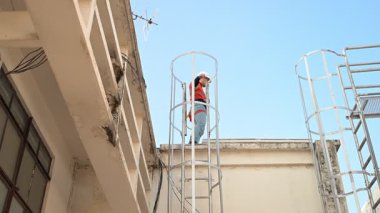 Yüksek Riskli Ulaşım Tesislerinde İletişim Sinyalleri ve Endüstriyel Makineler İndirdikten sonra Tam Güvenli İniş Aracı Mühendisi