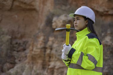 Benimkini inceleyen jeolog, kaşifler mineralleri aramak, dünyanın derinliklerini araştırmak, kaya oluşumlarını analiz etmek için toprak örnekleri topluyor.