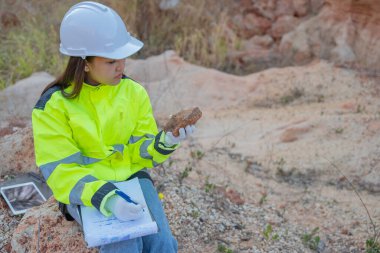 Benimkini inceleyen jeolog, kaşifler mineralleri aramak, dünyanın derinliklerini araştırmak, kaya oluşumlarını analiz etmek için toprak örnekleri topluyor.