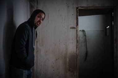 Asyalı adam uyuşturucu bağımlısı, kötü adam hapları ıssız, karanlıkta sıkışmış ve bağımlılık tarafından tüketilmiş. Tayland uyuşturucu kavramına hayır