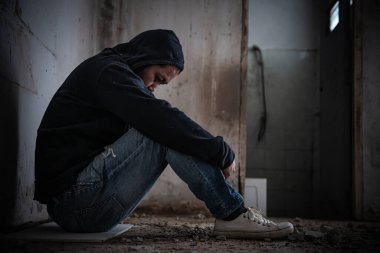 Asyalı adam uyuşturucu bağımlısı, kötü adam hapları ıssız, karanlıkta sıkışmış ve bağımlılık tarafından tüketilmiş. Tayland uyuşturucu kavramına hayır