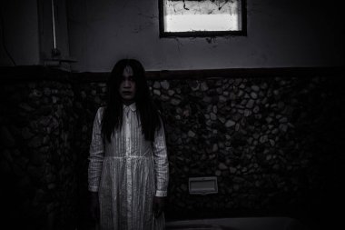 Asyalı kadın portresi kanla kaplanmış hayalet yüzü. Korku sahnesi. Ürkütücü bir geçmiş. Cadılar Bayramı posteri.