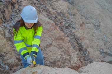 Benimkini inceleyen jeolog, kaşifler mineralleri aramak, dünyanın derinliklerini araştırmak, kaya oluşumlarını analiz etmek için toprak örnekleri topluyor.