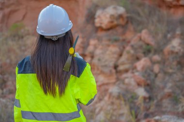 Benimkini inceleyen jeolog, kaşifler mineralleri aramak, dünyanın derinliklerini araştırmak, kaya oluşumlarını analiz etmek için toprak örnekleri topluyor.