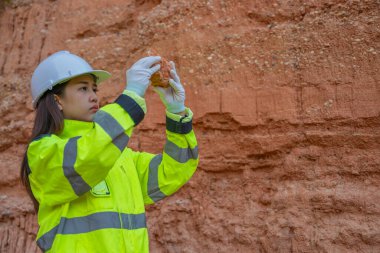 Benimkini inceleyen jeolog, kaşifler mineralleri aramak, dünyanın derinliklerini araştırmak, kaya oluşumlarını analiz etmek için toprak örnekleri topluyor.