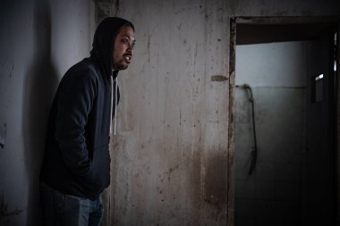 Asyalı adam uyuşturucu bağımlısı, kötü adam hapları ıssız, karanlıkta sıkışmış ve bağımlılık tarafından tüketilmiş. Tayland uyuşturucu kavramına hayır