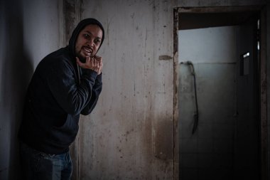 Asyalı adam uyuşturucu bağımlısı, kötü adam hapları ıssız, karanlıkta sıkışmış ve bağımlılık tarafından tüketilmiş. Tayland uyuşturucu kavramına hayır