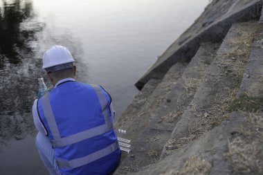 Çevre mühendisi su kalitesini inceler, suyu test için laboratuvara getirir, su ve topraktaki mineral içeriğini kontrol eder, su kaynaklarındaki kirleticileri kontrol eder..