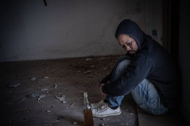 Asyalı adam uyuşturucu bağımlısı, kötü adam hapları ıssız, karanlıkta sıkışmış ve bağımlılık tarafından tüketilmiş. Tayland uyuşturucu kavramına hayır