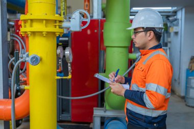 Petrol rafinerisi bölgesinde çalışan Petrokimya mühendisi. Endüstriyel teknisyen bakım, fabrikadaki enerji enerji gaz sistemini denetliyor.. 