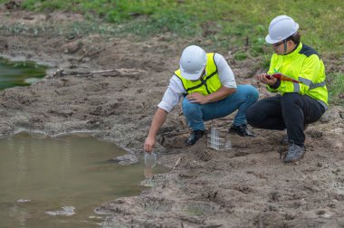 Çevre mühendisleri su kalitesini inceler. Test için laboratuvara su getirin. Su ve topraktaki mineralleri kontrol et. Su kaynaklarındaki kirleticileri kontrol et.