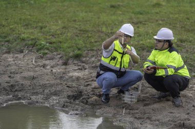 Çevre mühendisleri su kalitesini inceler. Test için laboratuvara su getirin. Su ve topraktaki mineralleri kontrol et. Su kaynaklarındaki kirleticileri kontrol et.