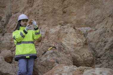 Benimkini inceleyen jeolog, kaşifler mineralleri aramak, dünyanın derinliklerini araştırmak, kaya oluşumlarını analiz etmek için toprak örnekleri topluyor.