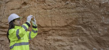Benimkini inceleyen jeolog, kaşifler mineralleri aramak, dünyanın derinliklerini araştırmak, kaya oluşumlarını analiz etmek için toprak örnekleri topluyor.
