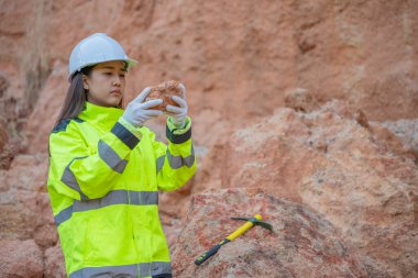 Benimkini inceleyen jeolog, kaşifler mineralleri aramak, dünyanın derinliklerini araştırmak, kaya oluşumlarını analiz etmek için toprak örnekleri topluyor.