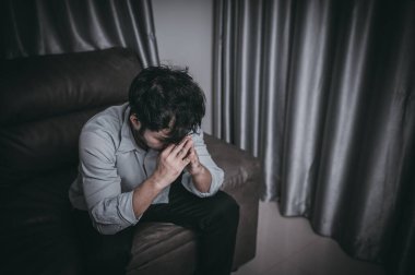 Asyalı yakışıklı adam aşırı iş yükünden dolayı stresli. Yorgun erkek, şirketten bir sürü iş ve depresyon riskinden sonra eve döner..