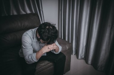 Asyalı yakışıklı adam aşırı iş yükünden dolayı stresli. Yorgun erkek, şirketten bir sürü iş ve depresyon riskinden sonra eve döner..