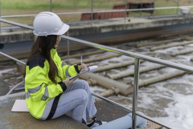 Atık su arıtma tesislerinde çalışan çevre mühendisi, Su geri dönüşüm tesisinde tekrar kullanım için çalışan su tedarik mühendisliği