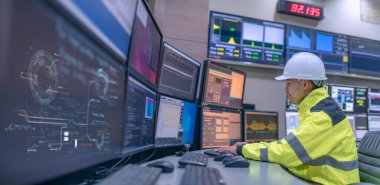 Kontrol odasında çalışan bir mühendis, yönetici kontrol sistemi. Birçok monitörden teknisyen izleme programı.