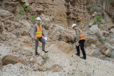 Jeologlar benimkini inceliyor. Kaşifler mineralleri aramak için toprak örnekleri topluyor..