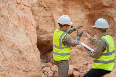 Jeologlar benimkini inceliyor. Kaşifler mineralleri aramak için toprak örnekleri topluyor..