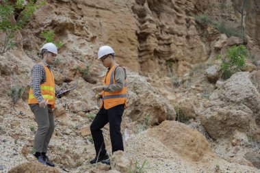 Jeologlar benimkini inceliyor. Kaşifler mineralleri aramak için toprak örnekleri topluyor..