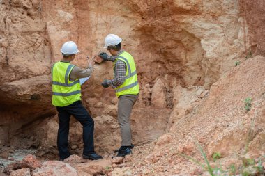 Jeologlar benimkini inceliyor. Kaşifler mineralleri aramak için toprak örnekleri topluyor..