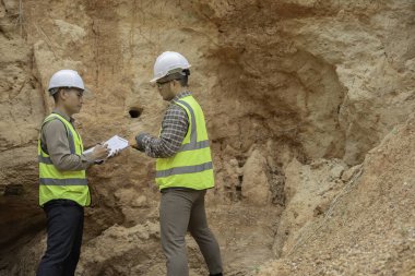 Jeologlar benimkini inceliyor. Kaşifler mineralleri aramak için toprak örnekleri topluyor..