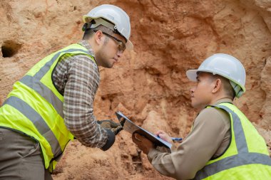 Jeologlar benimkini inceliyor. Kaşifler mineralleri aramak için toprak örnekleri topluyor..
