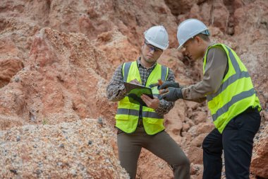 Jeologlar benimkini inceliyor. Kaşifler mineralleri aramak için toprak örnekleri topluyor..