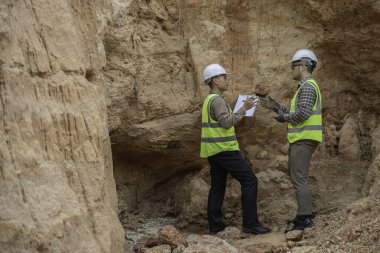 Jeologlar benimkini inceliyor. Kaşifler mineralleri aramak için toprak örnekleri topluyor..