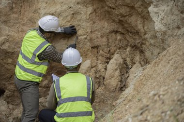 Jeologlar benimkini inceliyor. Kaşifler mineralleri aramak için toprak örnekleri topluyor..